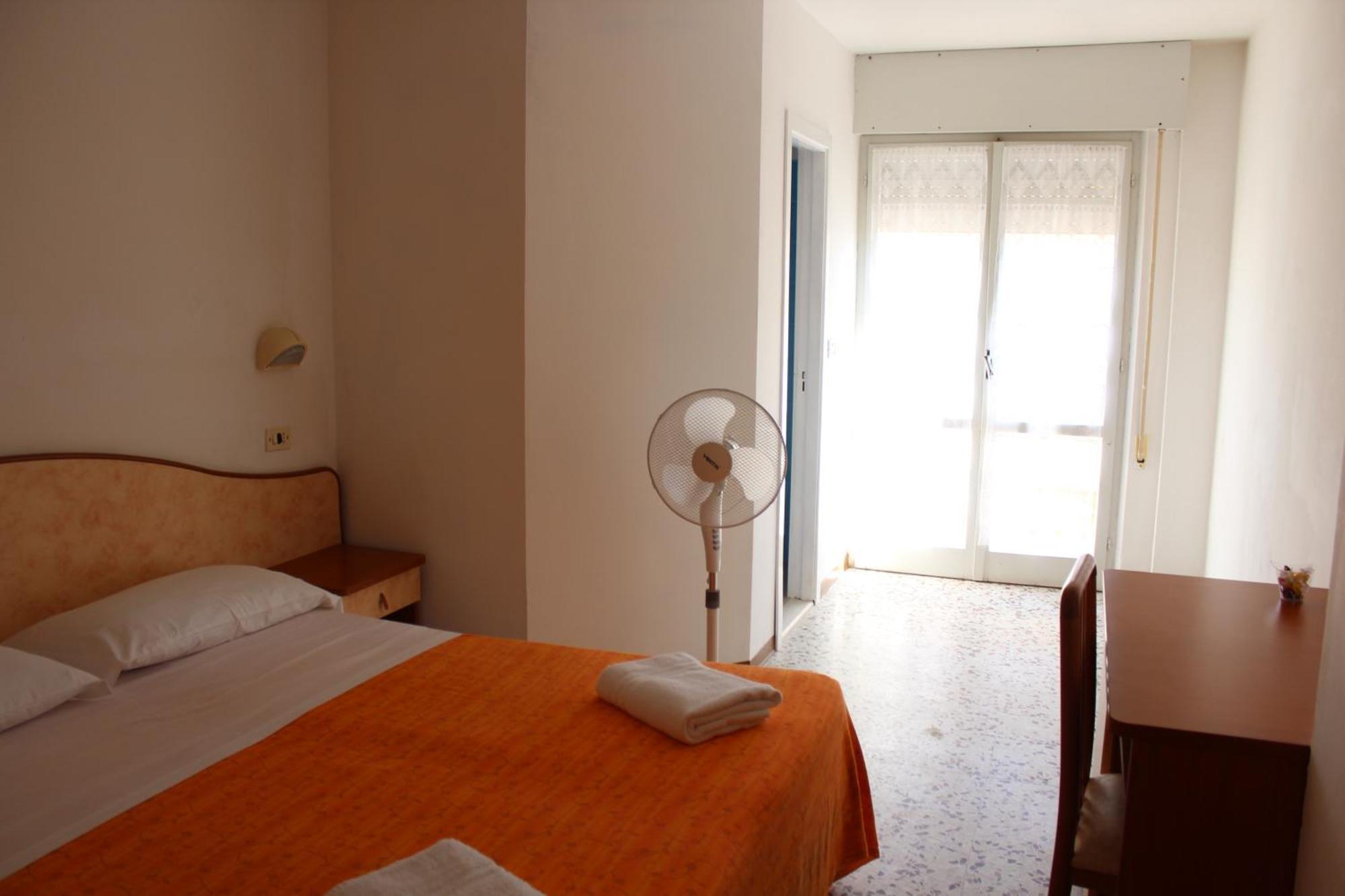Hotel Holiday Sunshine Summer Misano Adriatico Værelse billede