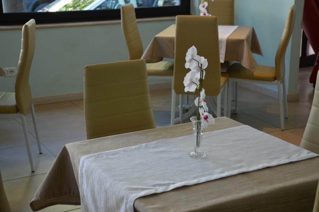 Hotel Holiday Sunshine Summer Misano Adriatico Eksteriør billede