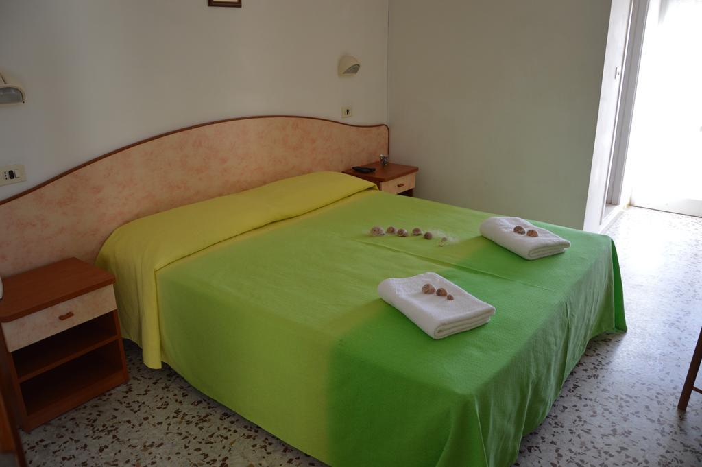 Hotel Holiday Sunshine Summer Misano Adriatico Værelse billede